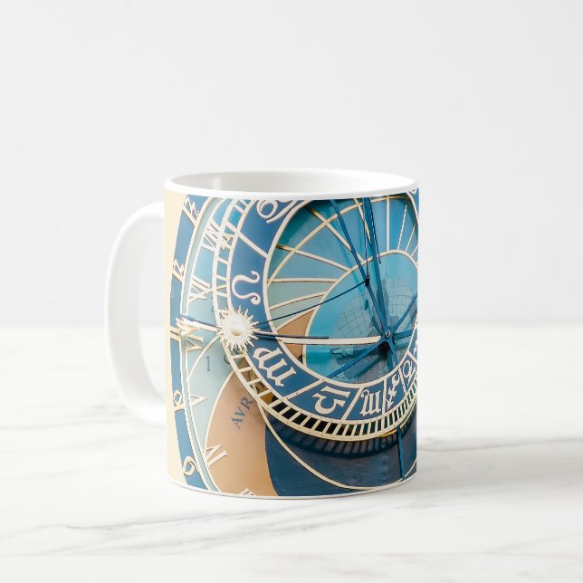 Närbild på Prag astronomiska klocka, Tjeckien. Kaffemugg (Framsida vänster)