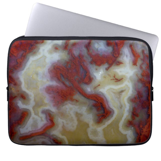 Närbild på röd Moss Agate-skiva Laptop Sleeve (Framsidan)