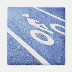 Närbilden av en cykel undertecknar på vägen magnet