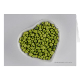 Närbilden av grön småsten i en hjärta formar hälsningskort