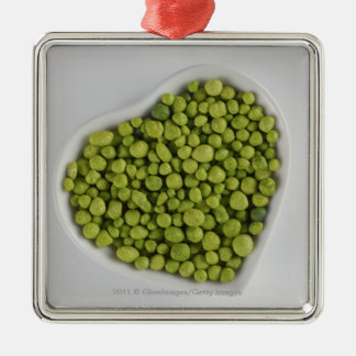Närbilden av grön småsten i en hjärta formar julgransprydnad metall