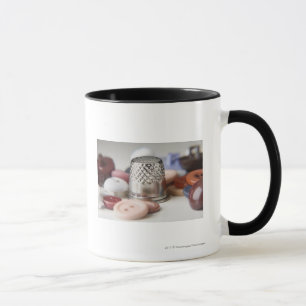 Närbilden av knäppas med ett metalllock mugg