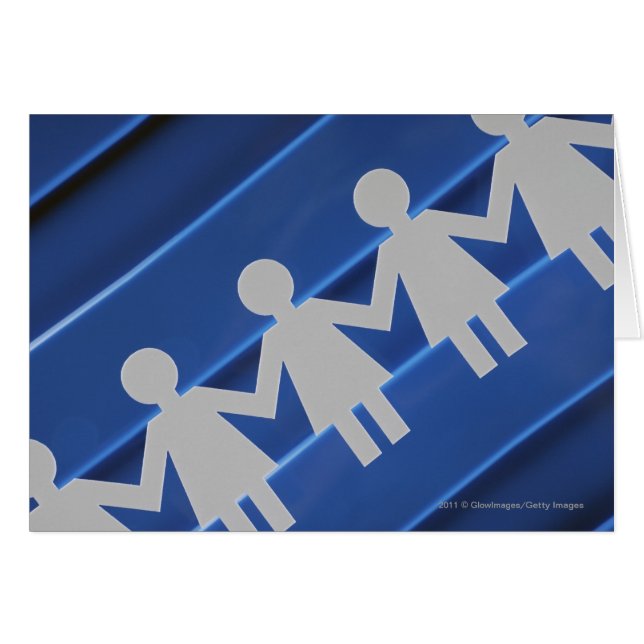 Närbilden av papper kedjar dockor hälsningskort (Framsidan Horizontal)