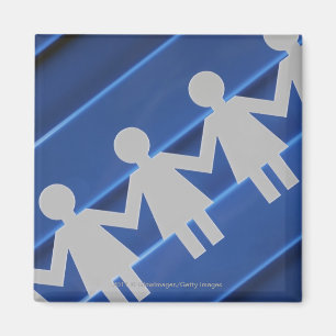 Närbilden av papper kedjar dockor magnet