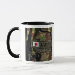 Närbilden beskådar 2 mugg