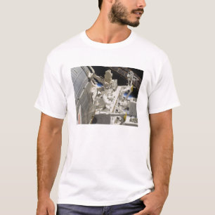 Närbilden beskådar av delar t-shirt
