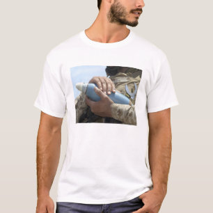 Närbilden beskådar av en soldat som vaggar en t shirt