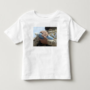 Närbilden beskådar av en soldat som vaggar en t-shirt