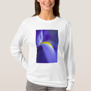 Närbildsdetalj av en blå flagga iris. t shirt