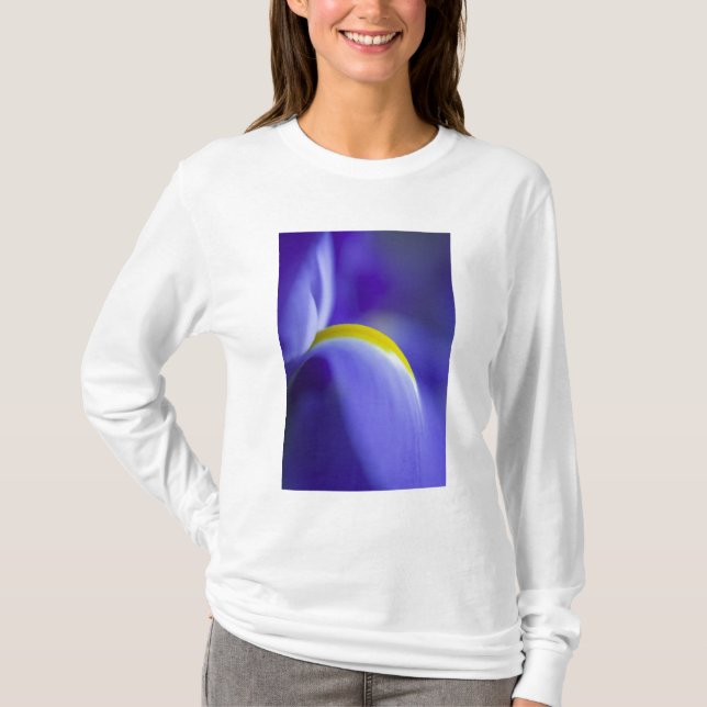 Närbildsdetalj av en blå flagga iris. t shirt (Framsida)