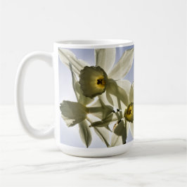 Narcissen die bloeien met een lente blauwe lucht  kaffemugg