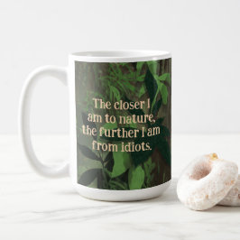 Närmare naturen, längre bort från Idioter Kaffemugg
