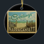 Narragansett Beach Vintage resor Julgransprydnad Keramik<br><div class="desc">I den här Hälsning-vintagen från Narragansett-vykort finns en sandstrand med vackra turkoshavet vatten och över havet,  ett blå himmel med gigantiska vita moln. I vintage resor stil.</div>
