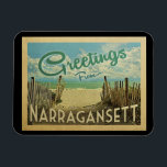 Narragansett Beach Vintage resor Magnet<br><div class="desc">I den här Hälsning-vintagen från Narragansett-vykort finns en sandstrand med vackra turkoshavet vatten och över havet,  ett blå himmel med gigantiska vita moln. I vintage resor stil.</div>