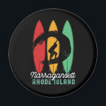 Narragansett Rhode island Beach Retro Surfing Magnet<br><div class="desc">Vintagens ritbordsdesign för surfare som surfar i kärlek och rider över havet vinkart. Coola sommar helgdag, påsklov varor för dem som njuter av hett sol, tropiskt väder, solbadning under handflatan träd. Grunge och misströstan till bäran medan du njuter av stranden party och sjunger runt brasan. Underbar souvenir, julklapp och födelsedagspresent...</div>