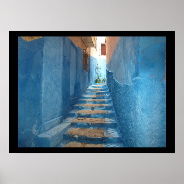 Narrow Blue Stairway i Marocko Poster (Framsidan)