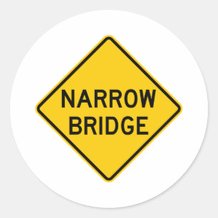 Narrow Bridge Highway-tecken Runt Klistermärke