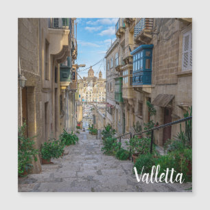 Narrow stone street i Malta