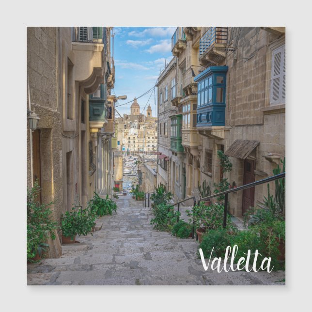 Narrow stone street i Malta (Framsida)