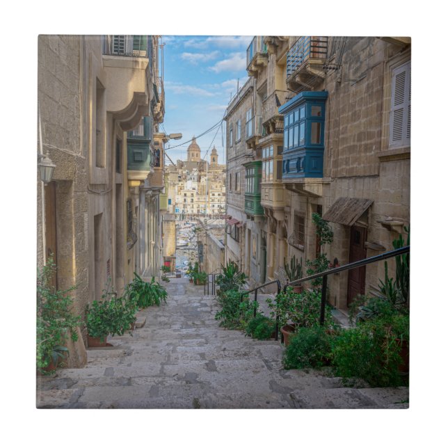 Narrow stone street i Malta Kakelplatta (Framsidan)