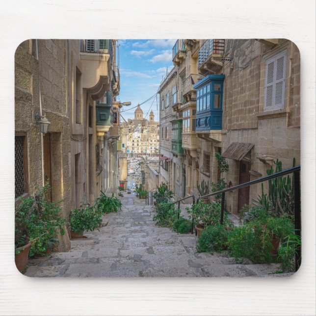 Narrow stone street i Malta Musmatta (Framsidan)