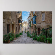 Narrow stone street i Malta
