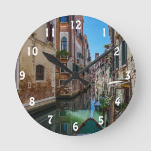 Narrow street canal in Venedig Acrylic Wall Clock Rund Klocka