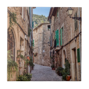 Narrow street i byn Valldemossa - Mallorca Kakelplatta