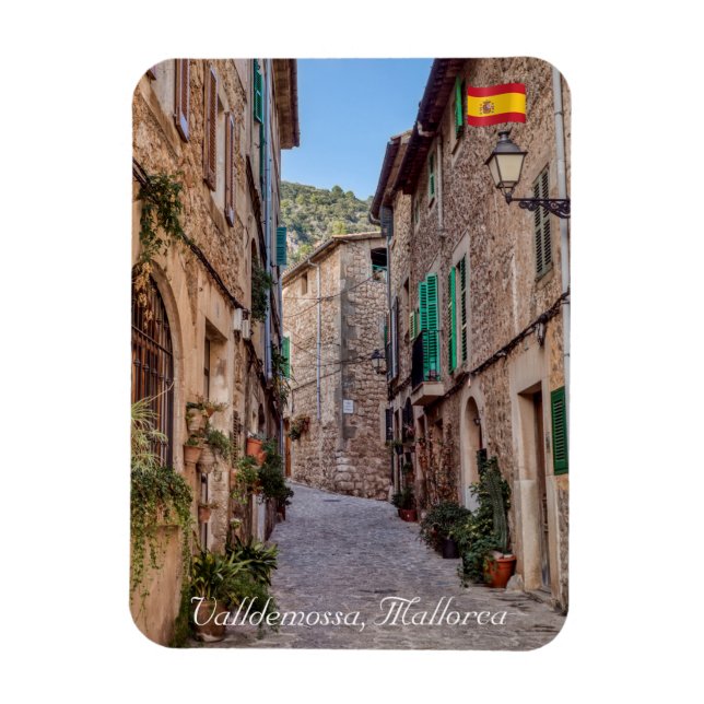 Narrow street i byn Valldemossa - Mallorca Magnet (Vertikal)