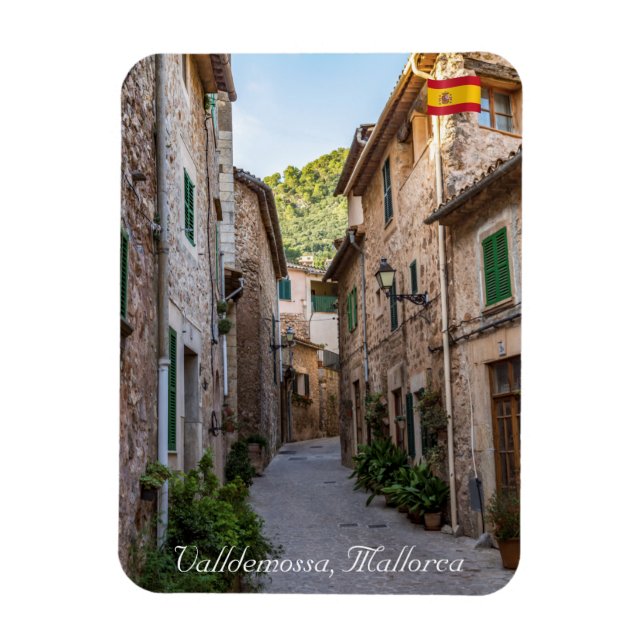 Narrow street i byn Valldemossa - Mallorca Magnet (Vertikal)