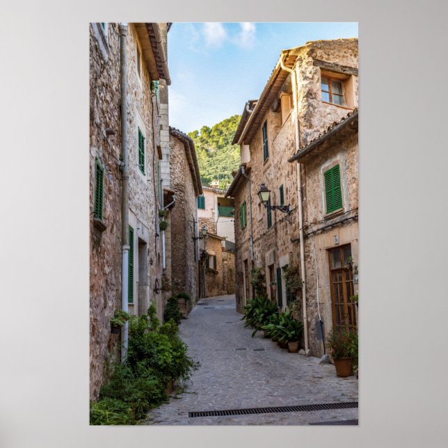 Narrow street i byn Valldemossa - Mallorca Poster (Framsidan)