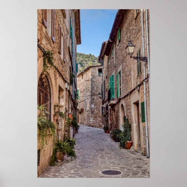 Narrow street i byn Valldemossa - Mallorca Poster (Framsidan)