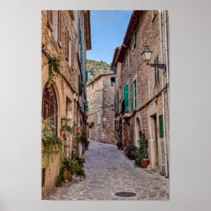 Narrow street i byn Valldemossa - Mallorca Poster