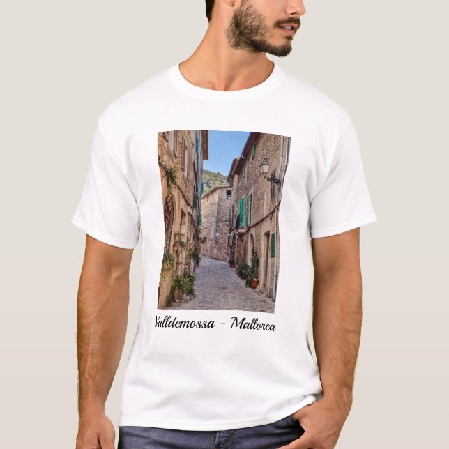 Narrow street i byn Valldemossa - Mallorca T Shirt (Framsida)