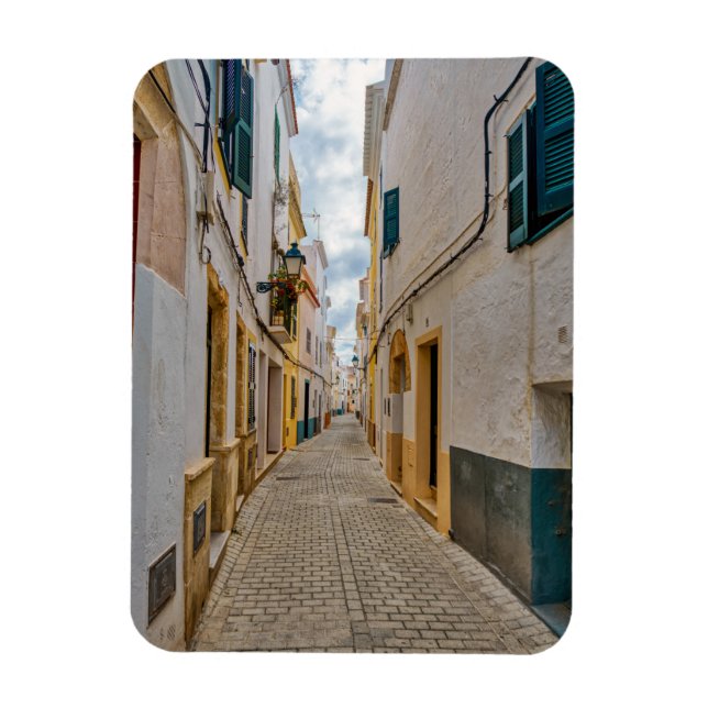 Narrow street i Ciutadella - Menorca, Spanien Magnet (Vertikal)