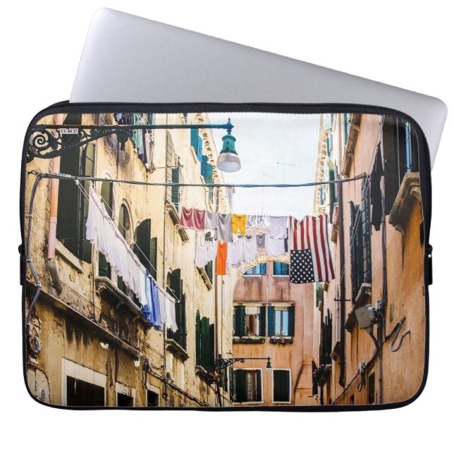 Narrow street i Venedig Laptop Fodral (Framsidan)