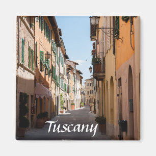 Narrow street med gamla facades i tuscany-byn magnet
