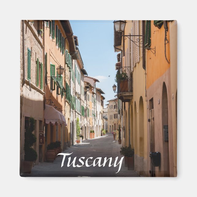 Narrow street med gamla facades i tuscany-byn magnet (Framsidan)