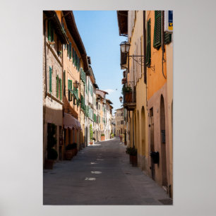 Narrow street med gamla facades i tuscany-byn poster
