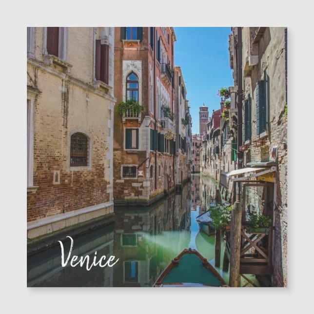 Narrow street med kanal i Venedig (Framsida)