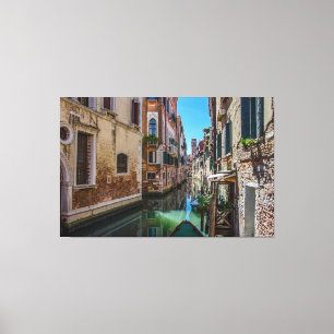Narrow street med kanal i Venedig Canvastryck