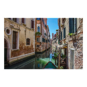 Narrow street med kanal i Venedig Fototryck