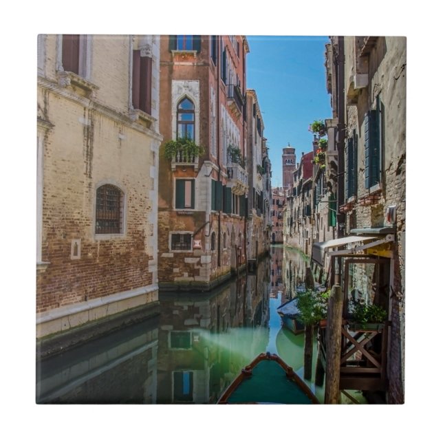 Narrow street med kanal i Venedig Kakelplatta (Framsidan)