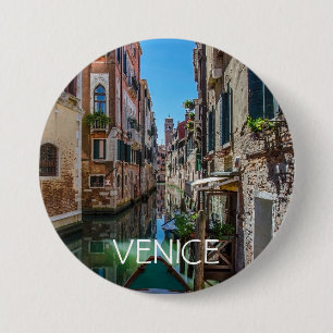 Narrow street med kanal i Venedig Knapp