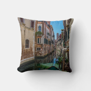 Narrow street med kanal i Venedig Kudde