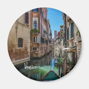 Narrow street med kanal i Venedig Magnet