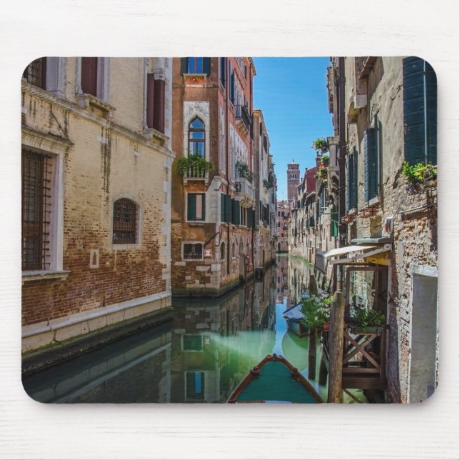 Narrow street med kanal i Venedig. Musmatta (Framsidan)