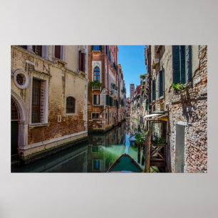 Narrow street med kanal i Venedig Poster