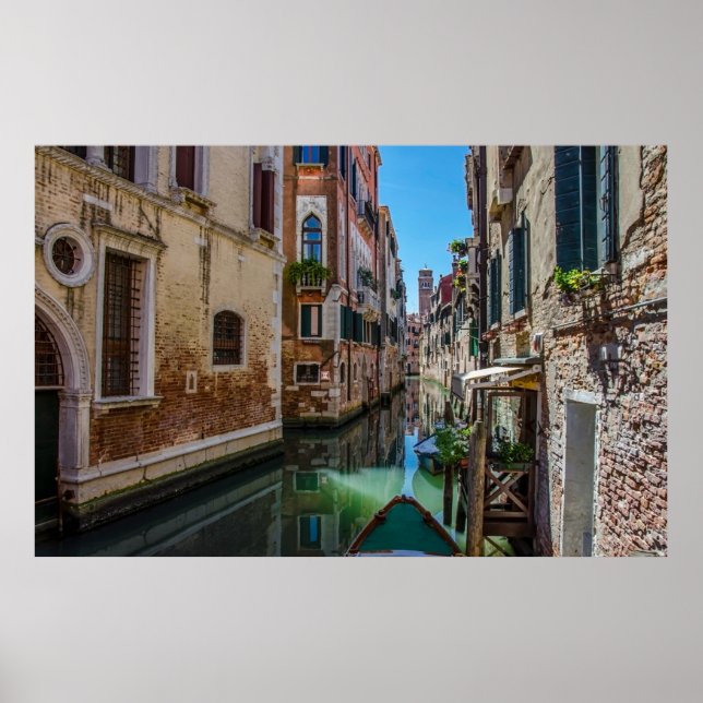Narrow street med kanal i Venedig Poster (Framsidan)