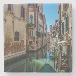 Narrow street med kanal i Venedig Stenunderlägg